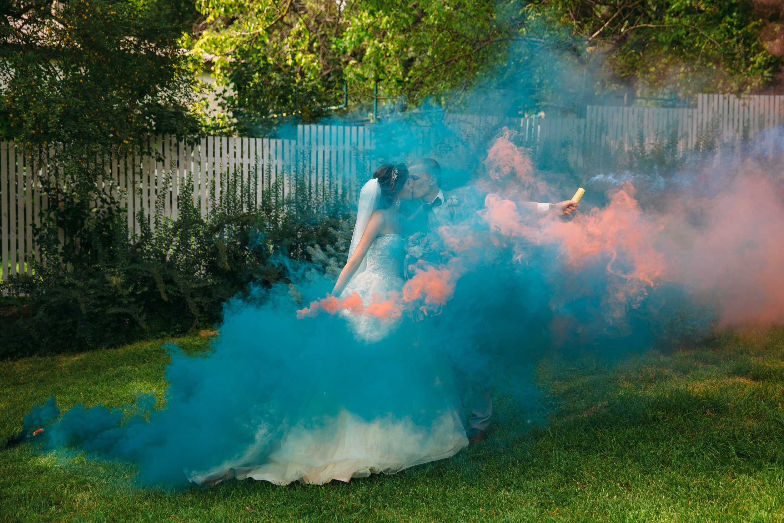 Pourquoi les fumigènes de couleur sont l’ingrédient secret pour des photos de mariage inoubliables ?